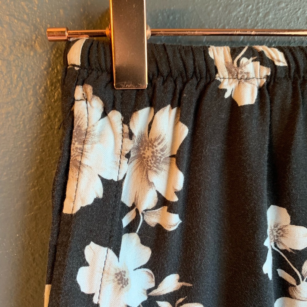 Brandy Melville Floral Black Eve Shorts One Size - Picture 2 of 6